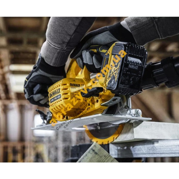 Дискова пила DeWalt DCS570N